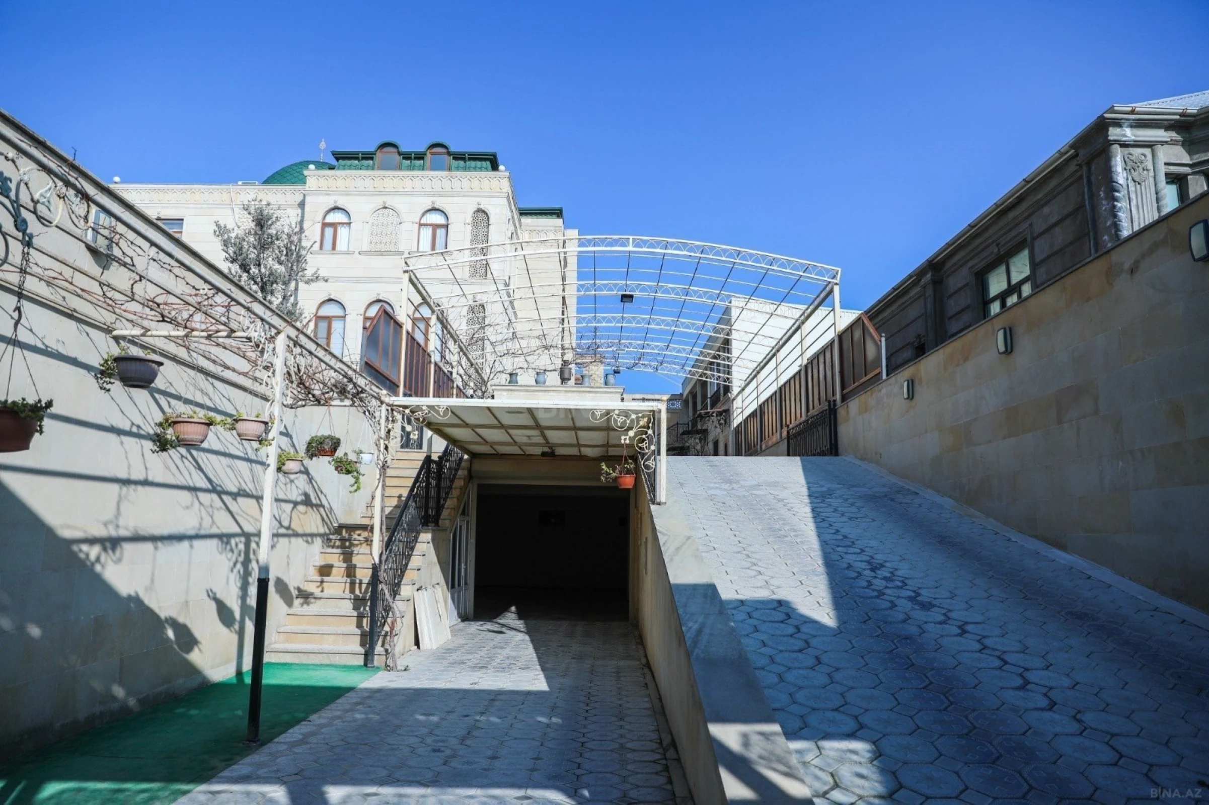 Satılır 10 otaqlı həyət evi 1000 m²