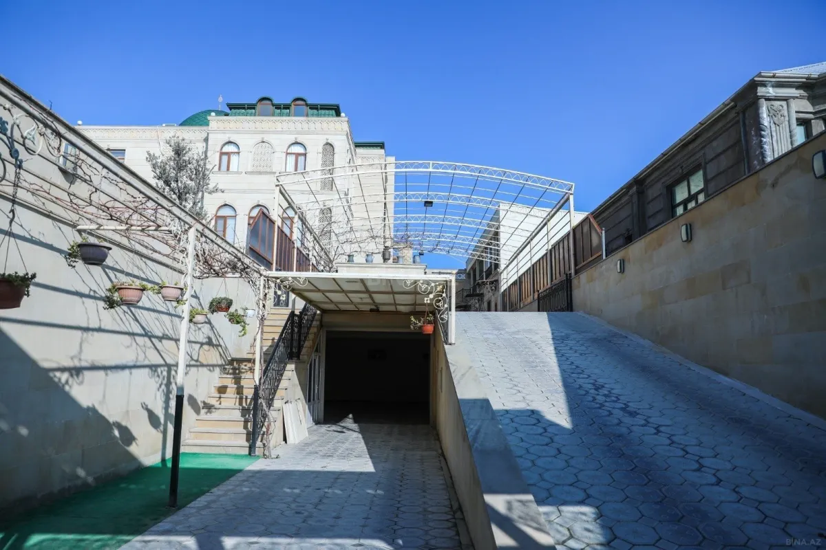 Satılır 10 otaqlı həyət evi 1000 m²