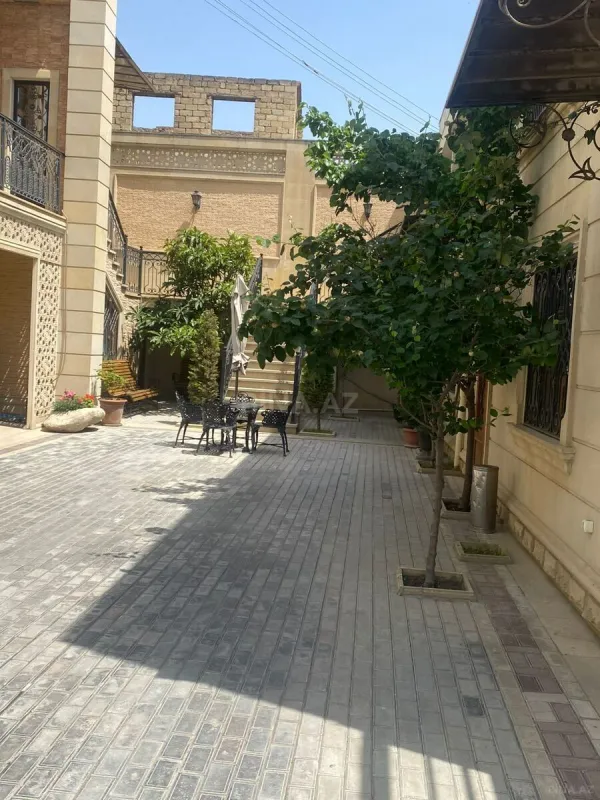 Satılır 10 otaqlı həyət evi 1000 m²