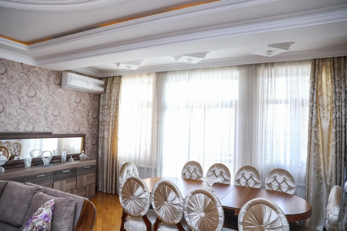 Satılır 10 otaqlı həyət evi 1000 m²