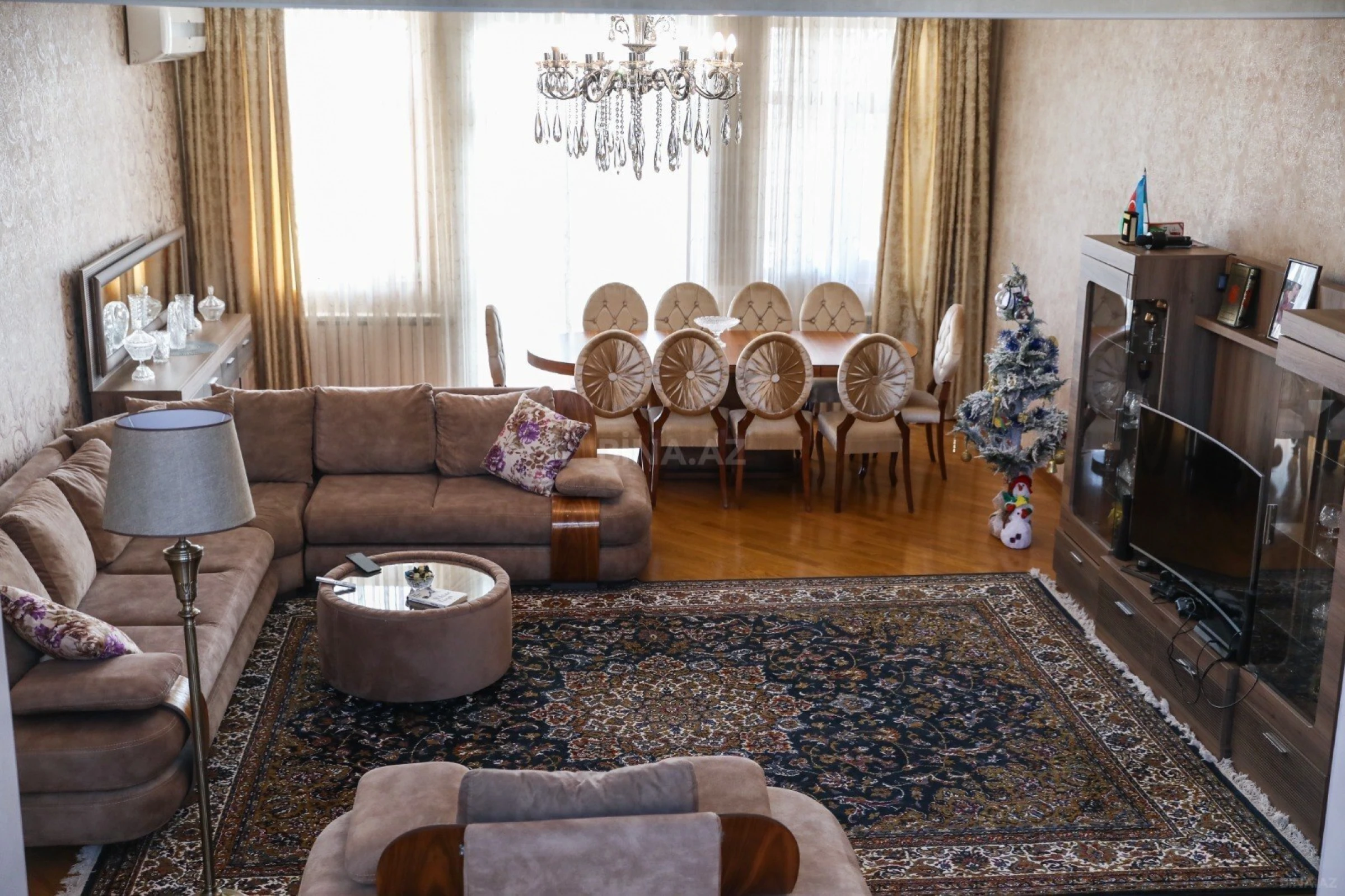 Satılır 10 otaqlı həyət evi 1000 m²