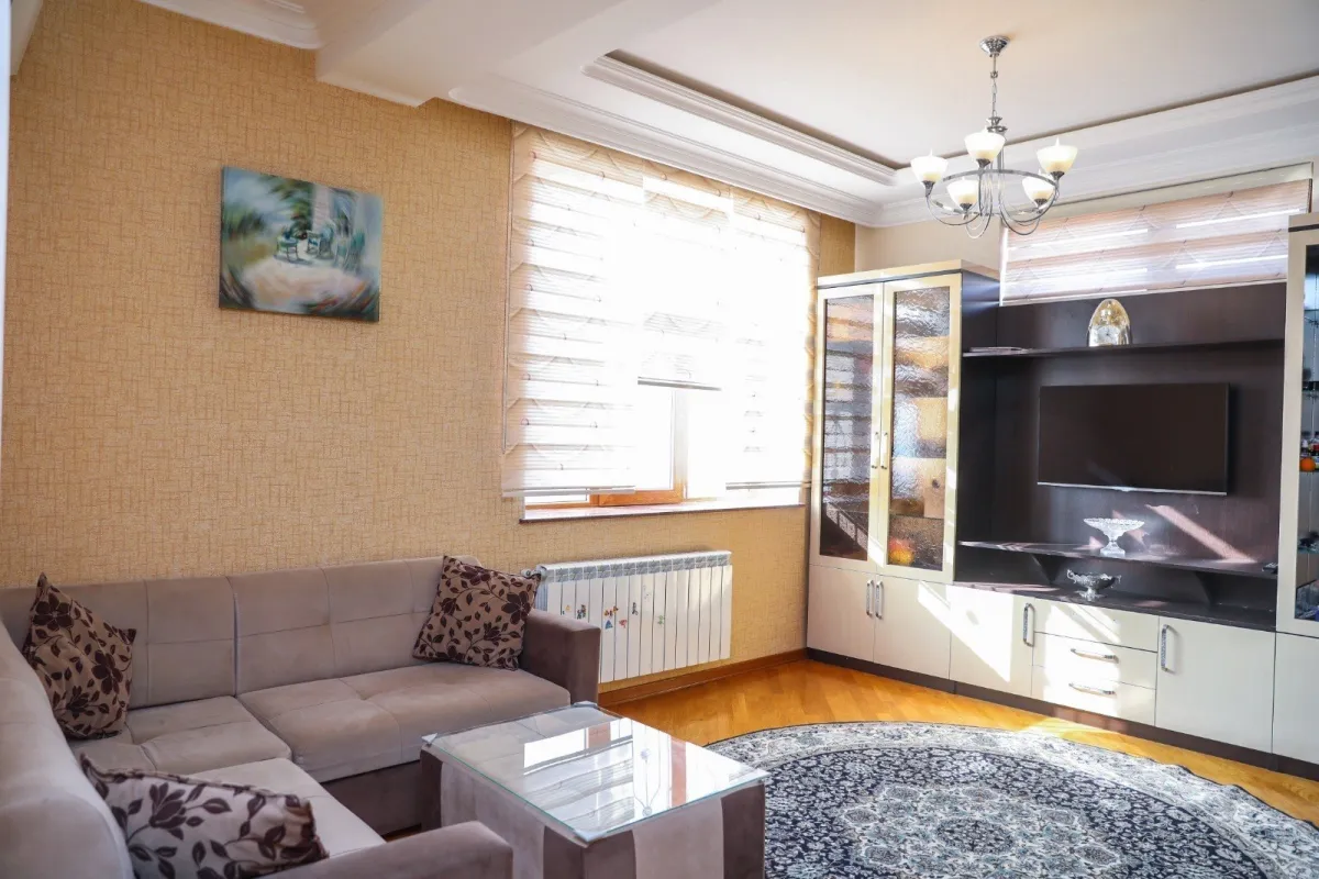 Satılır 10 otaqlı həyət evi 1000 m²