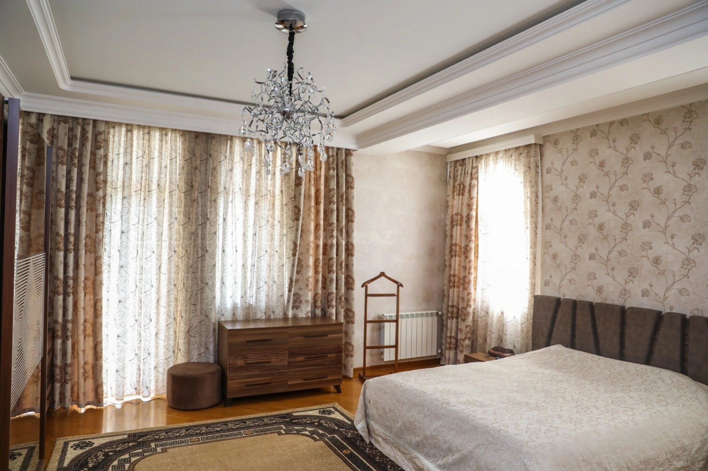 Satılır 10 otaqlı həyət evi 1000 m²