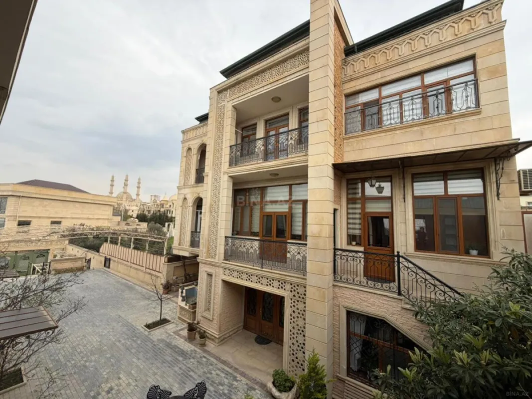 Satılır 10 otaqlı həyət evi 1000 m²