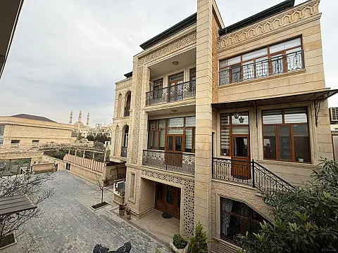 Satılır 10 otaqlı həyət evi 1000 m²