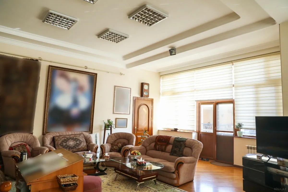 Satılır 10 otaqlı həyət evi 1000 m²