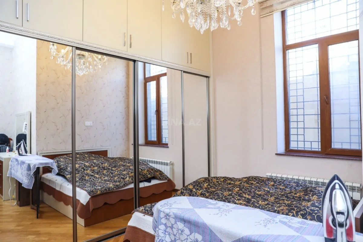 Satılır 10 otaqlı həyət evi 1000 m²