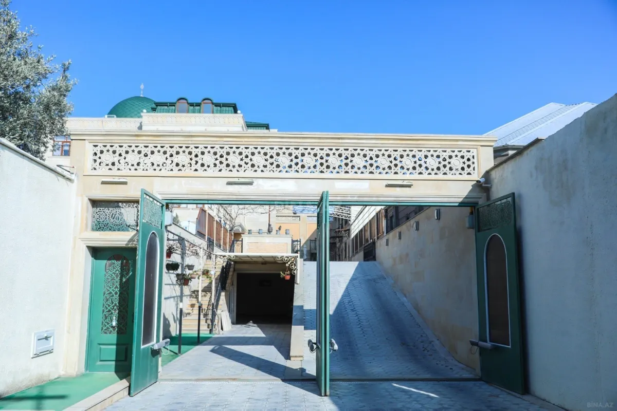 Satılır 10 otaqlı həyət evi 1000 m²