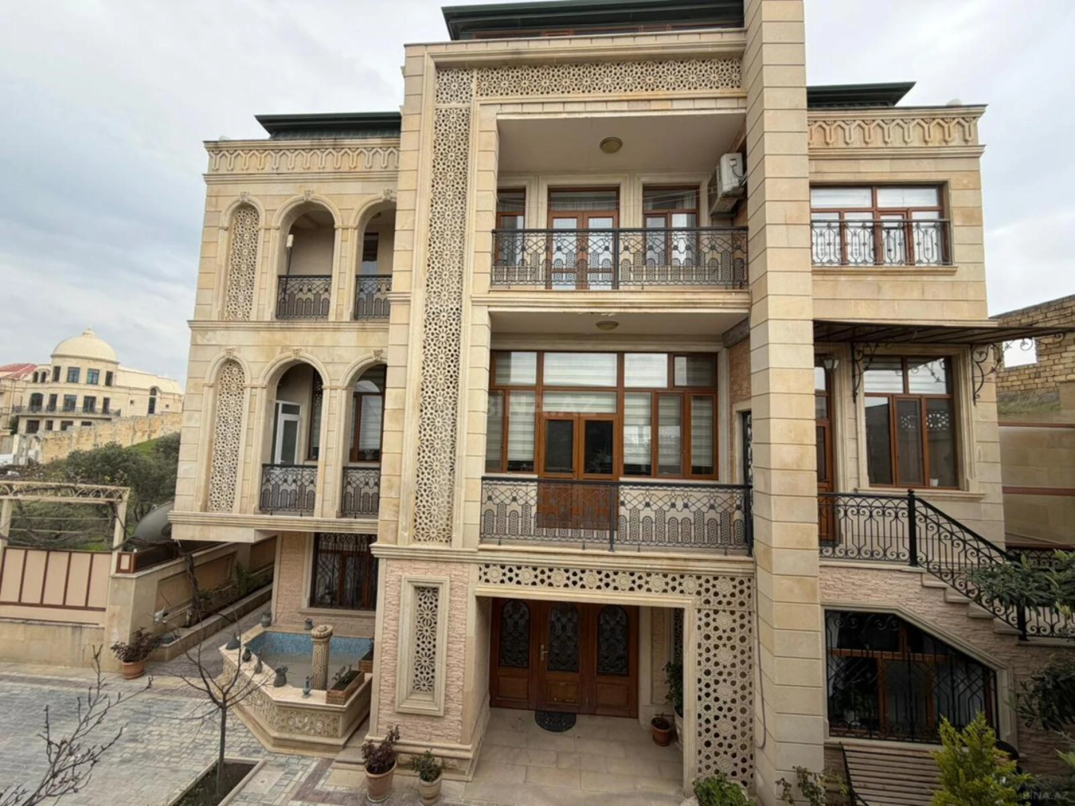 Satılır 10 otaqlı həyət evi 1000 m²