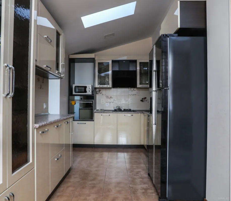 Satılır 10 otaqlı həyət evi 1000 m²