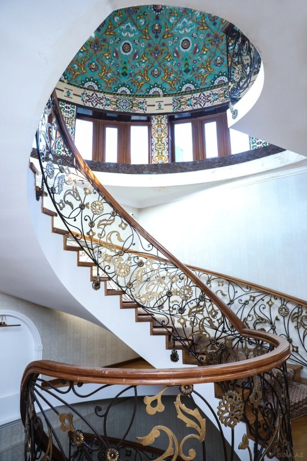 Satılır 10 otaqlı həyət evi 1000 m²