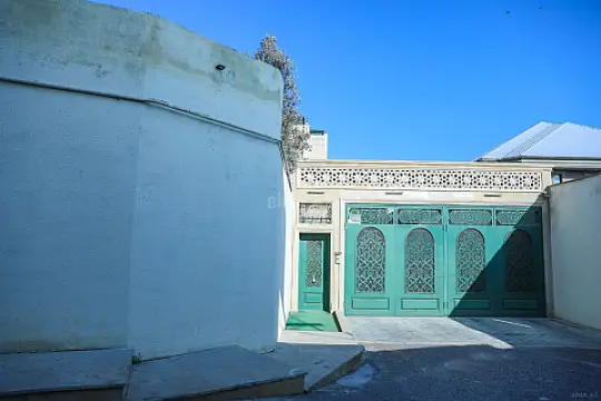 Satılır 10 otaqlı həyət evi 1000 m²