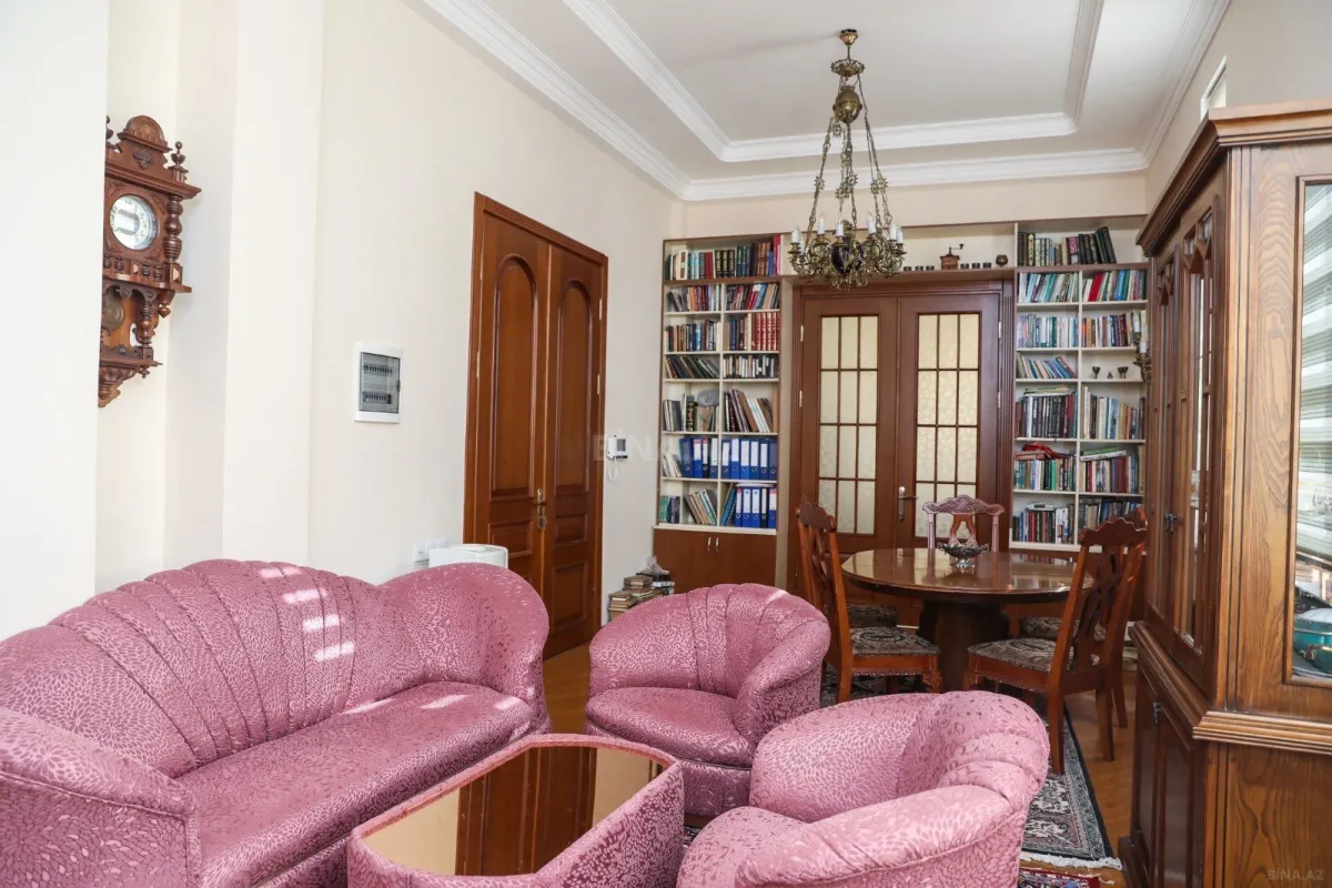 Satılır 10 otaqlı həyət evi 1000 m²