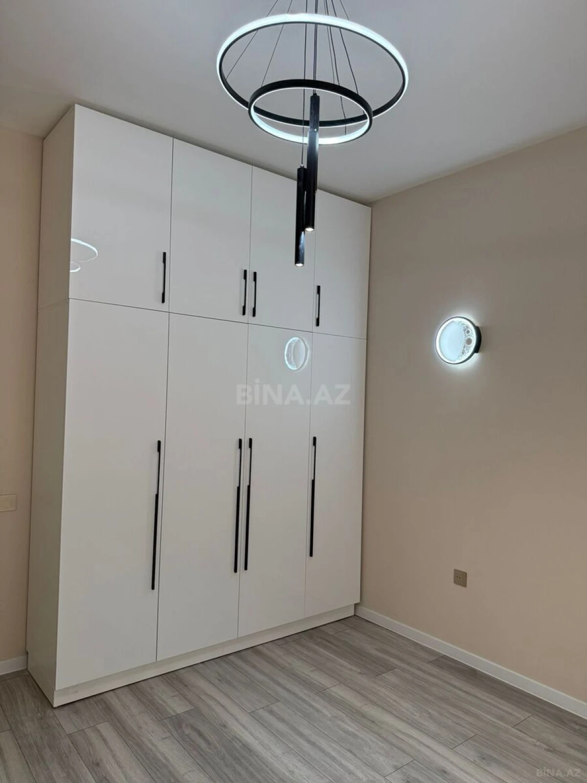 Satılır 3 otaqlı mənzil 105 m²