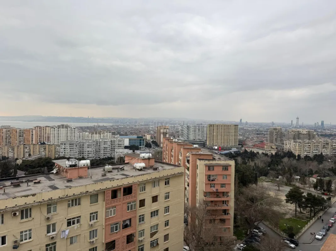Satılır 4 otaqlı mənzil 161 m²