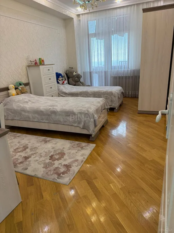 Satılır 4 otaqlı mənzil 161 m²
