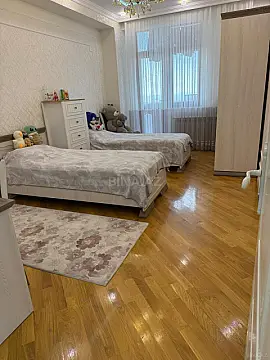 Satılır 4 otaqlı mənzil 161 m²