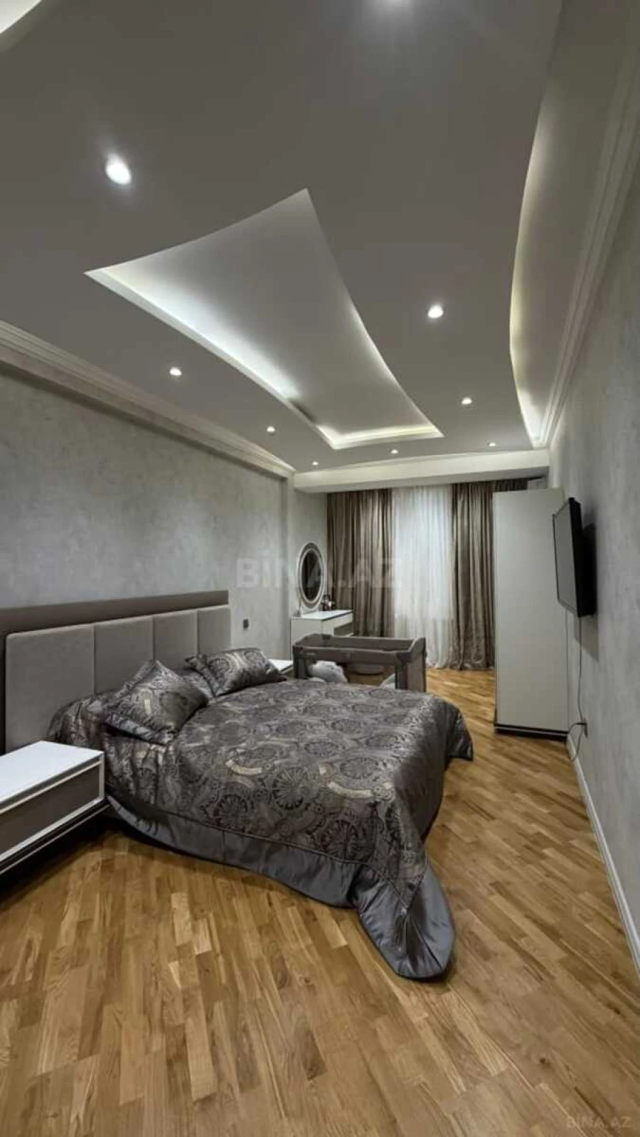 Satılır 4 otaqlı mənzil 247 m²