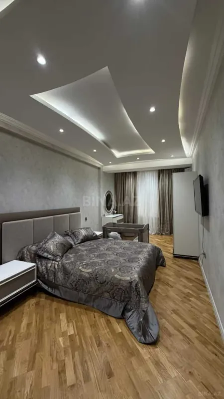 Satılır 4 otaqlı mənzil 247 m²