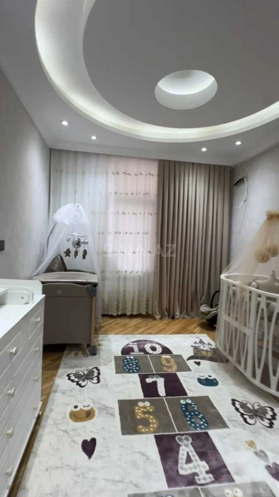 Satılır 4 otaqlı mənzil 247 m²