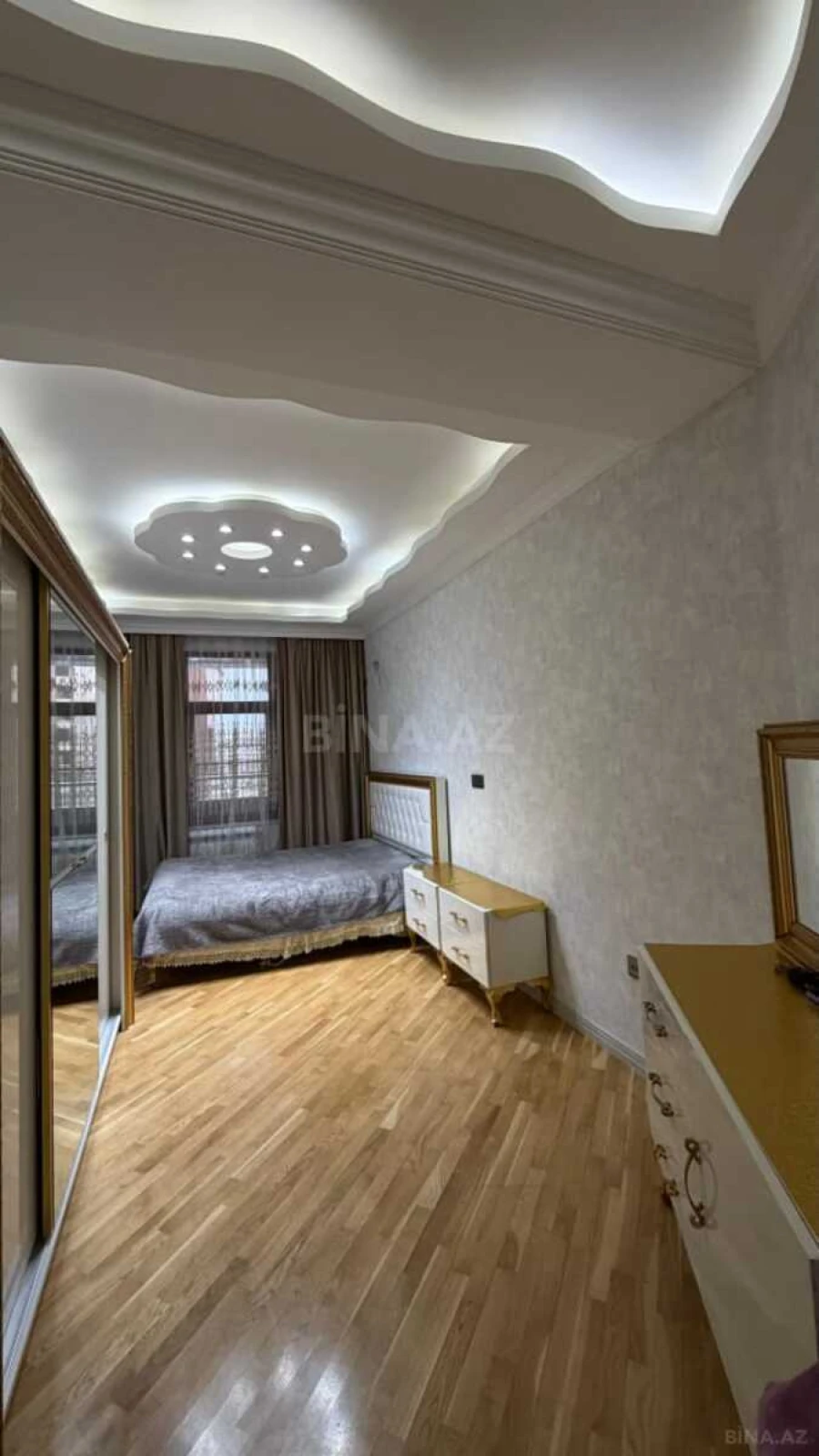 Satılır 4 otaqlı mənzil 247 m²