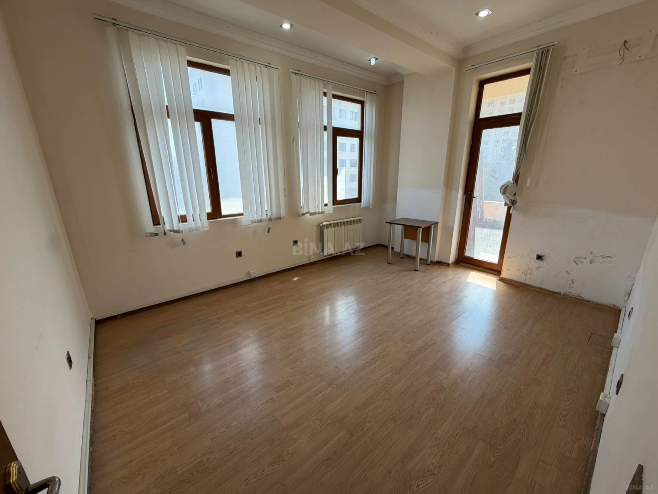 Satılır 4 otaqlı mənzil 135 m²
