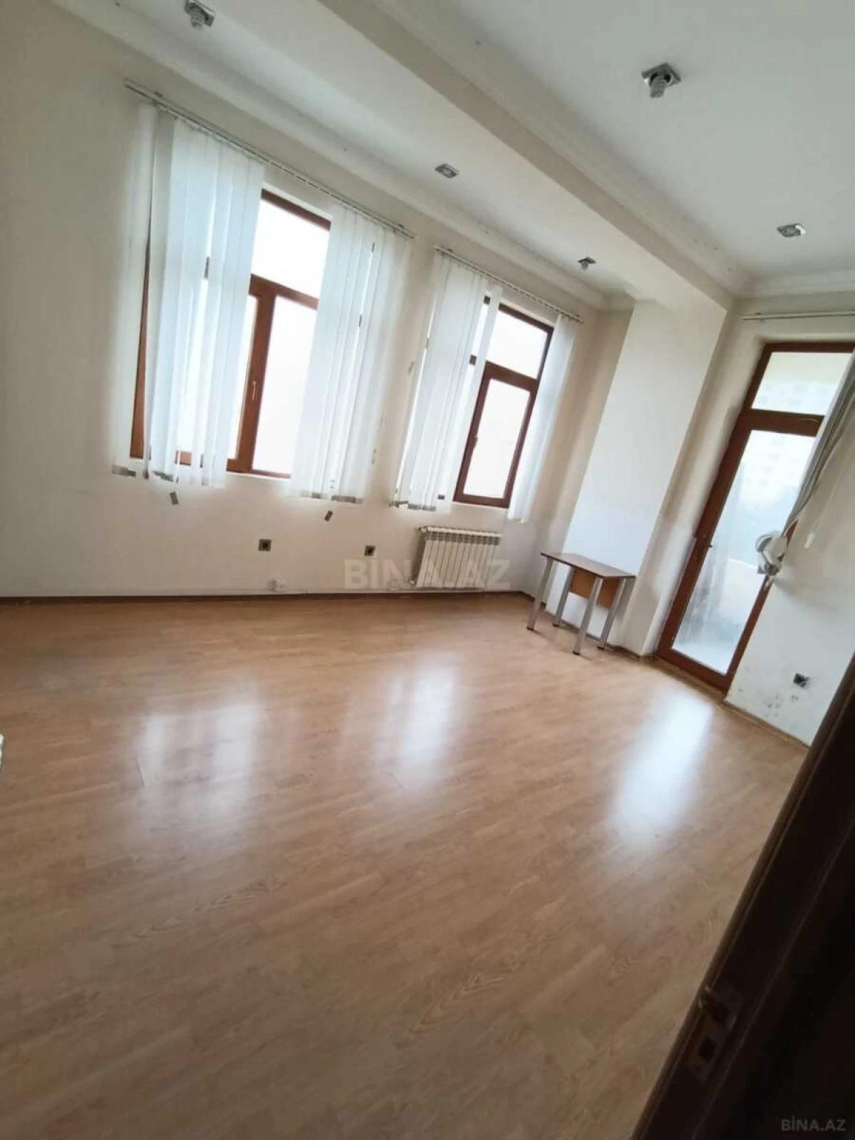 Satılır 4 otaqlı mənzil 135 m²