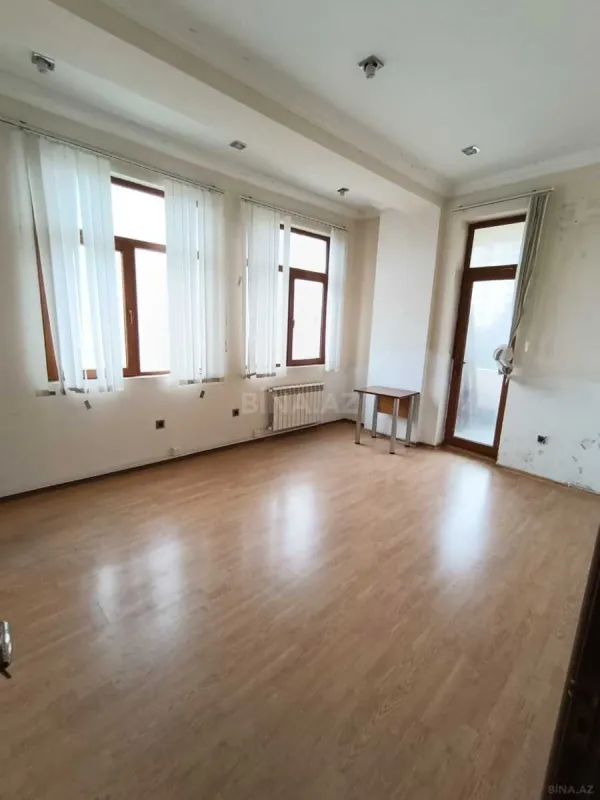 Satılır 4 otaqlı mənzil 135 m²