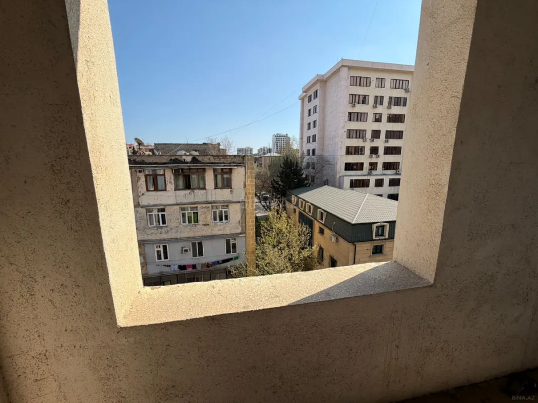 Satılır 4 otaqlı mənzil 135 m²