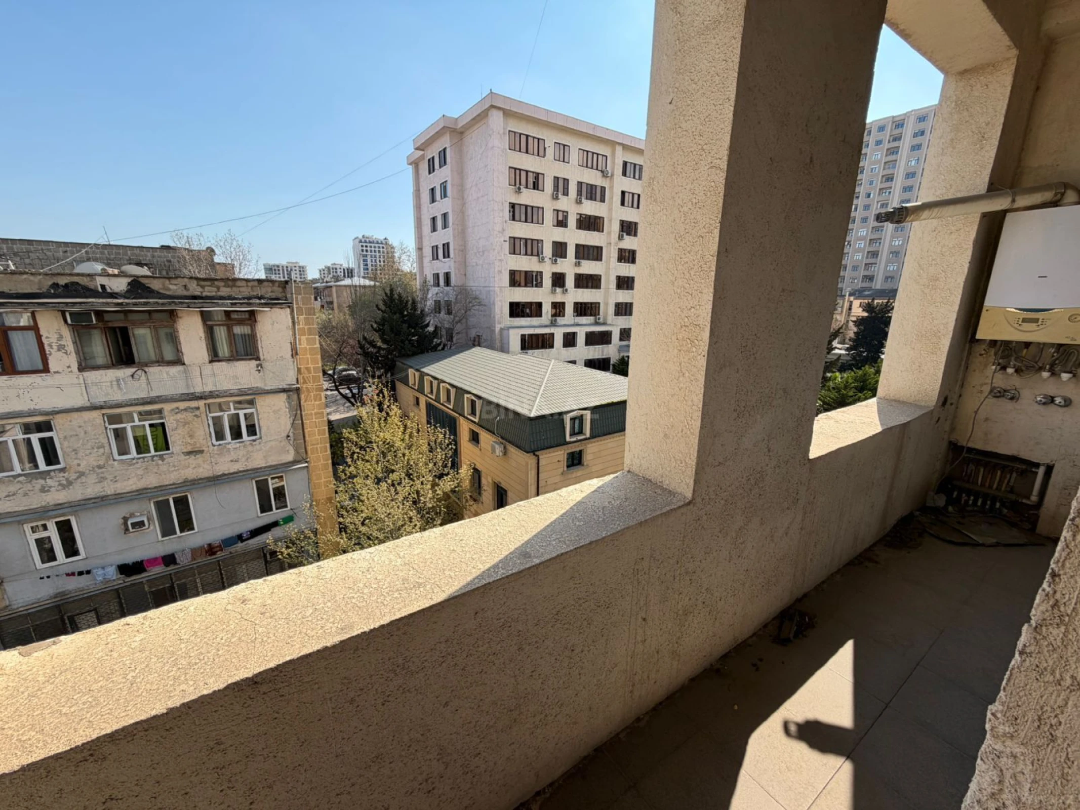 Satılır 4 otaqlı mənzil 135 m²