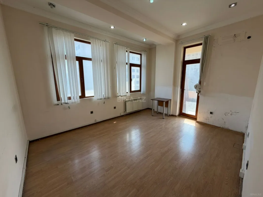 Satılır 4 otaqlı mənzil 135 m²