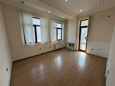 Satılır 4 otaqlı mənzil 135 m²