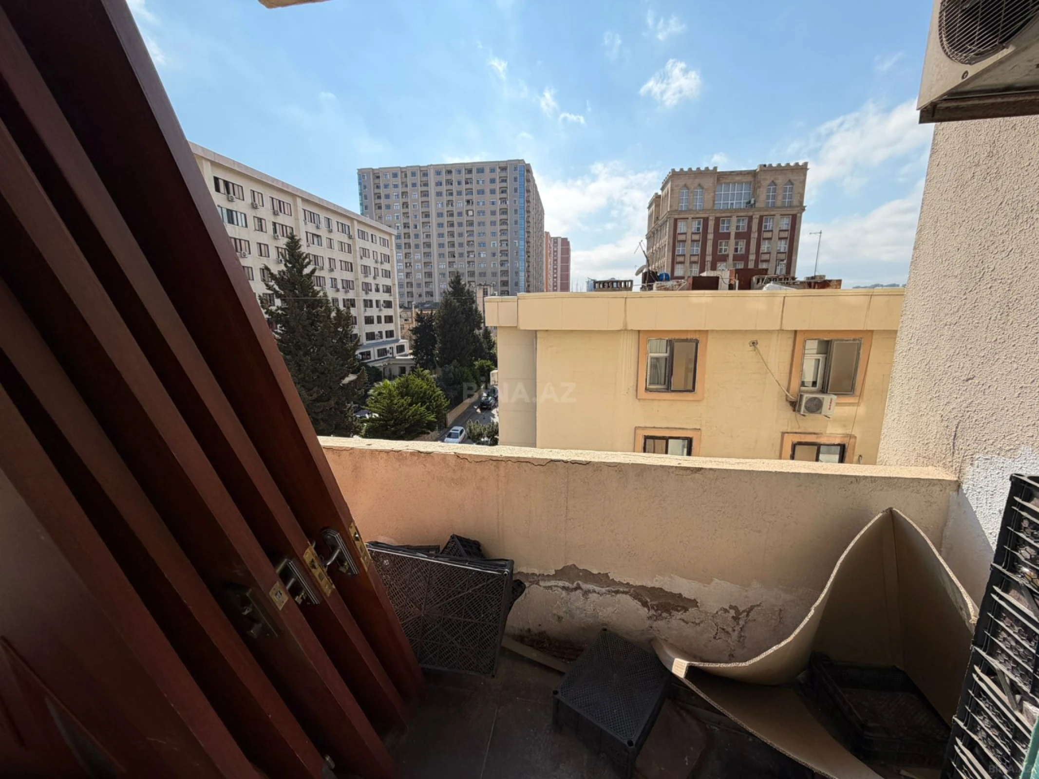 Satılır 4 otaqlı mənzil 135 m²