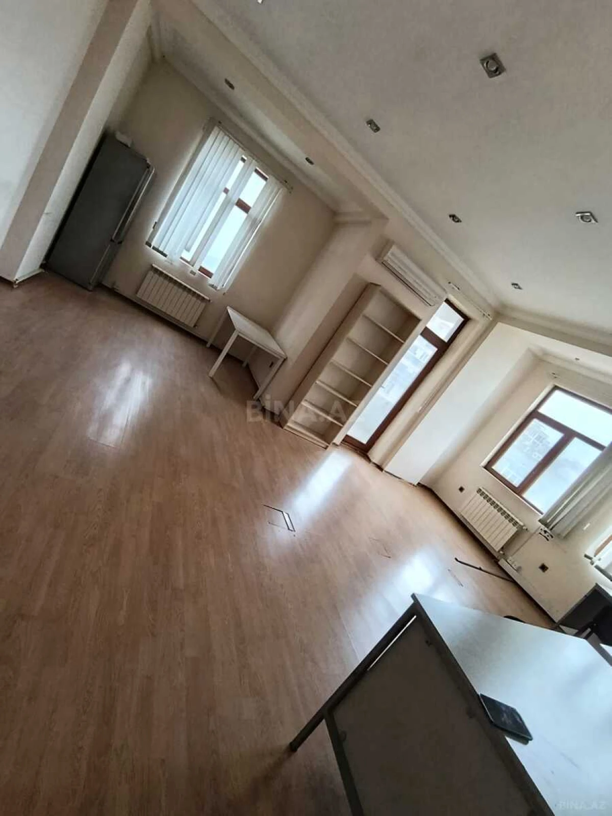 Satılır 4 otaqlı mənzil 135 m²