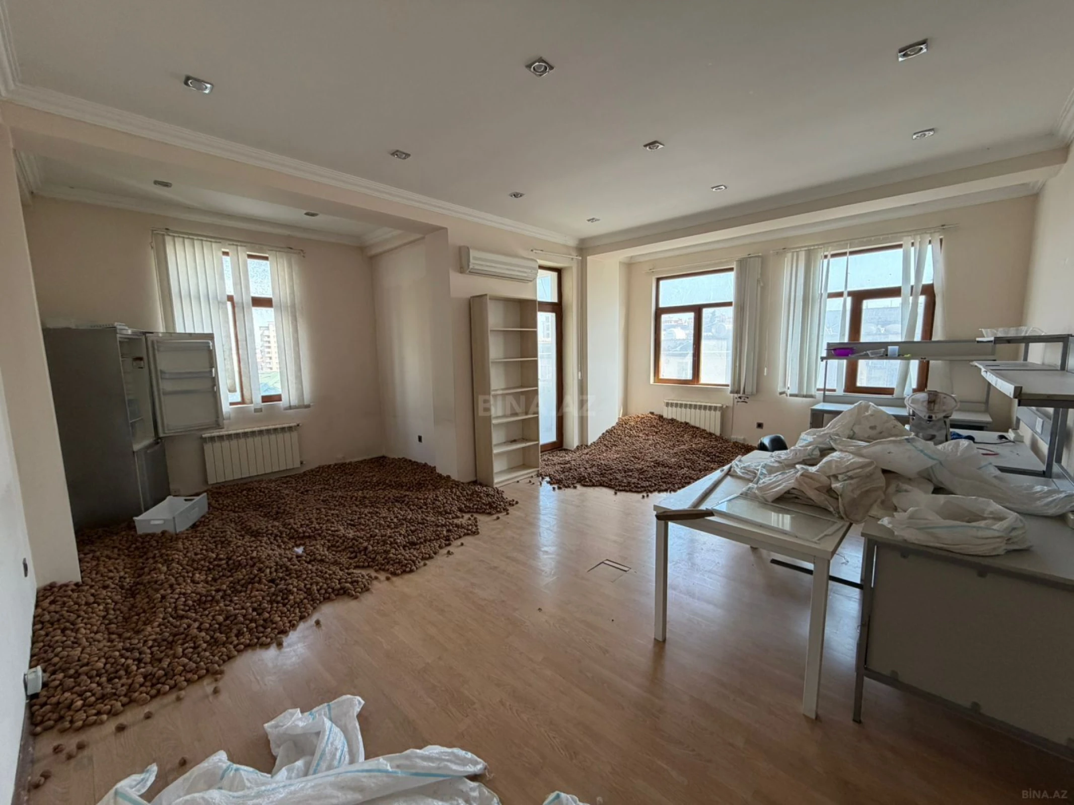 Satılır 4 otaqlı mənzil 135 m²