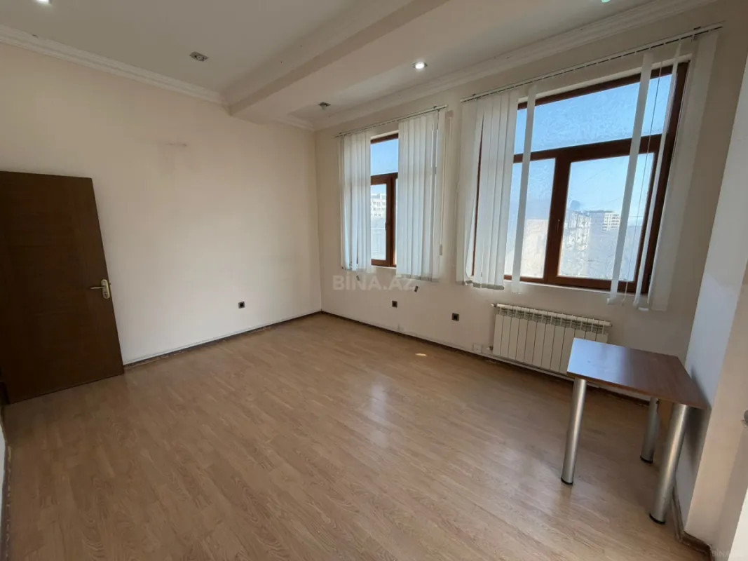 Satılır 4 otaqlı mənzil 135 m²