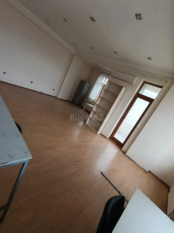 Satılır 4 otaqlı mənzil 135 m²