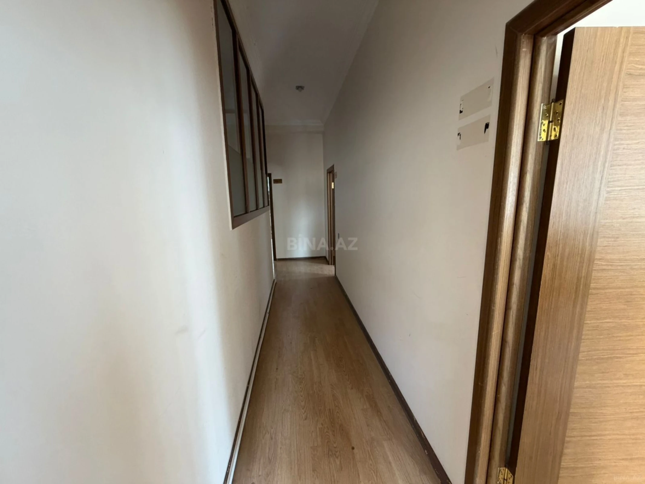 Satılır 4 otaqlı mənzil 135 m²