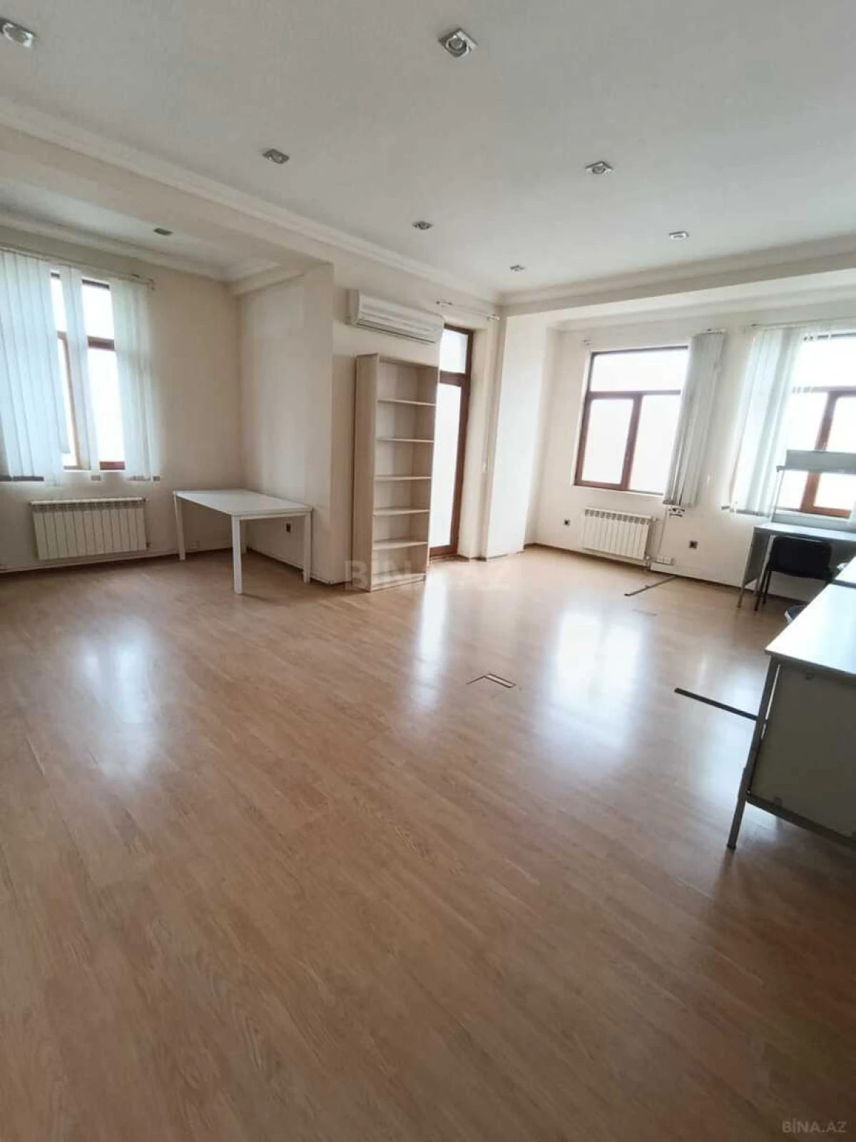 Satılır 4 otaqlı mənzil 135 m²