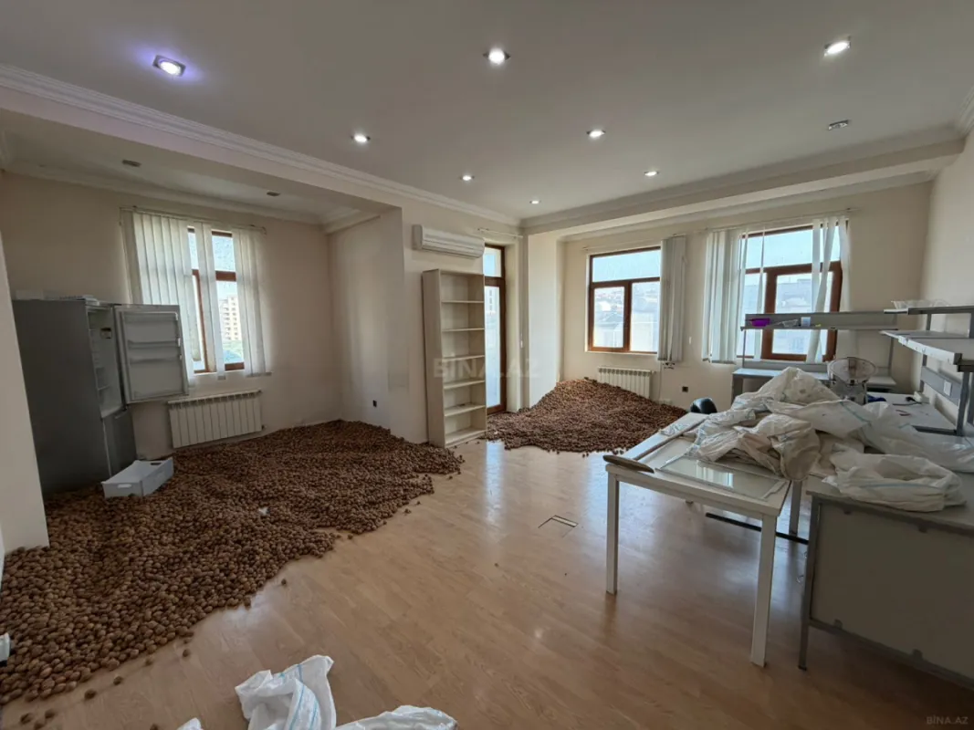 Satılır 4 otaqlı mənzil 135 m²