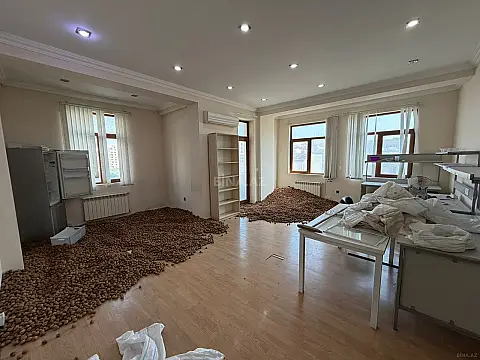Satılır 4 otaqlı mənzil 135 m²