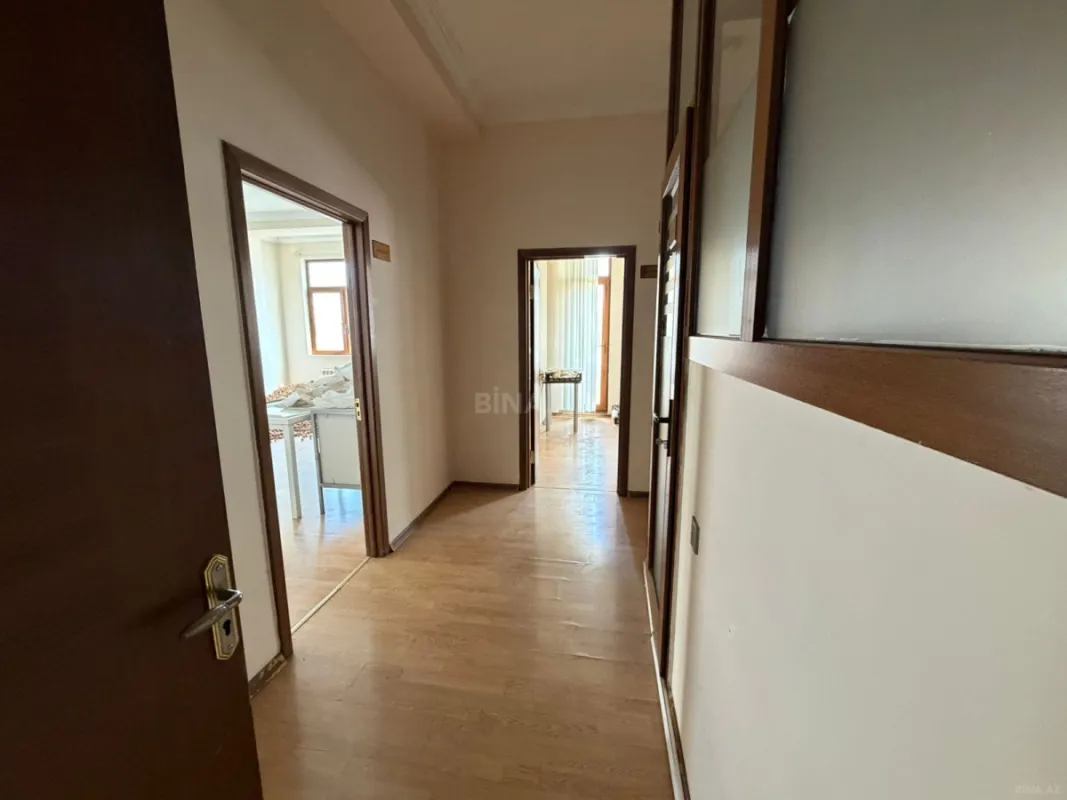 Satılır 4 otaqlı mənzil 135 m²