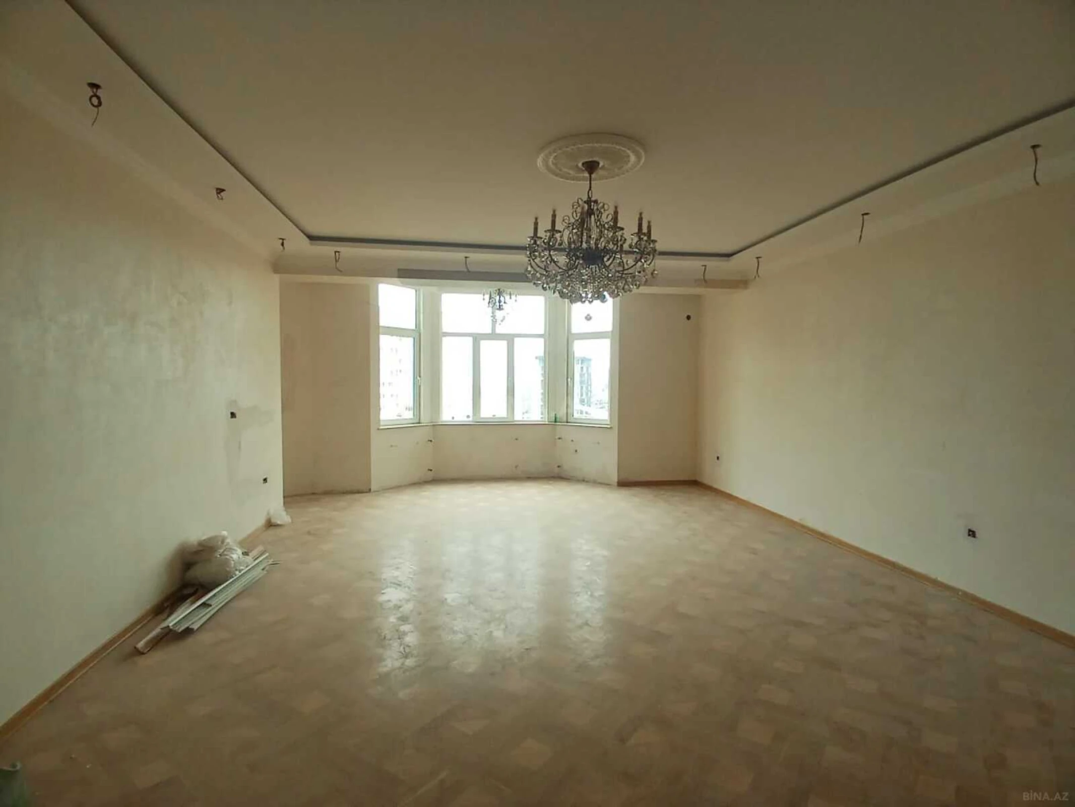 Satılır 3 otaqlı mənzil 154 m²