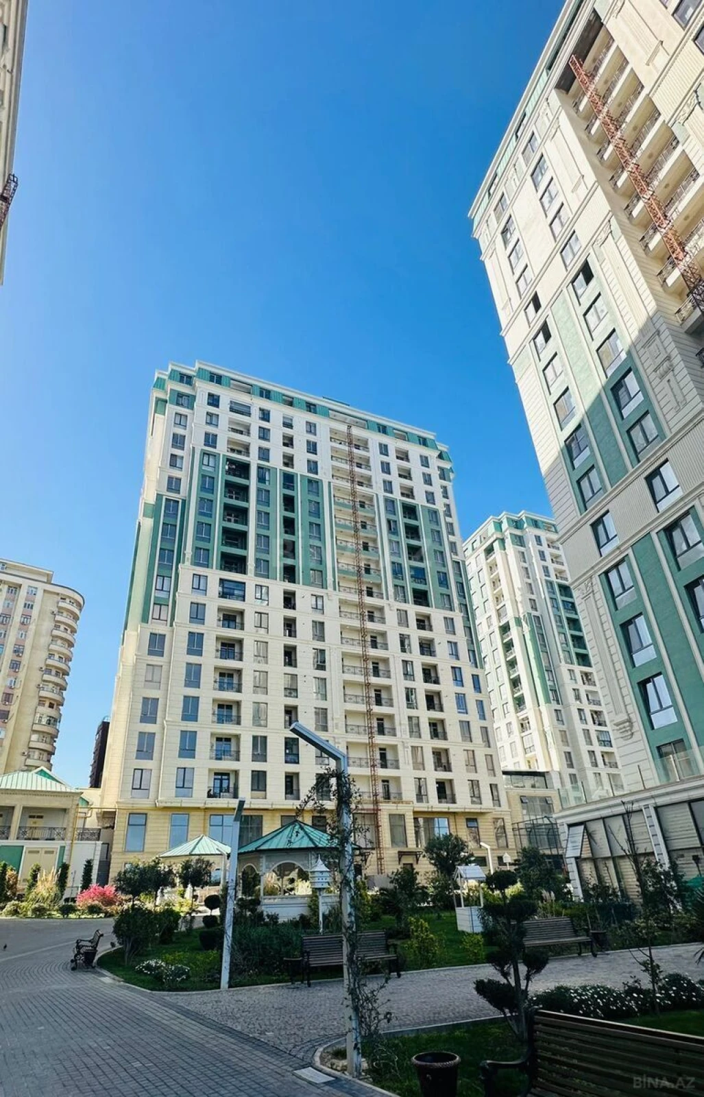 Satılır 4 otaqlı mənzil 220 m²
