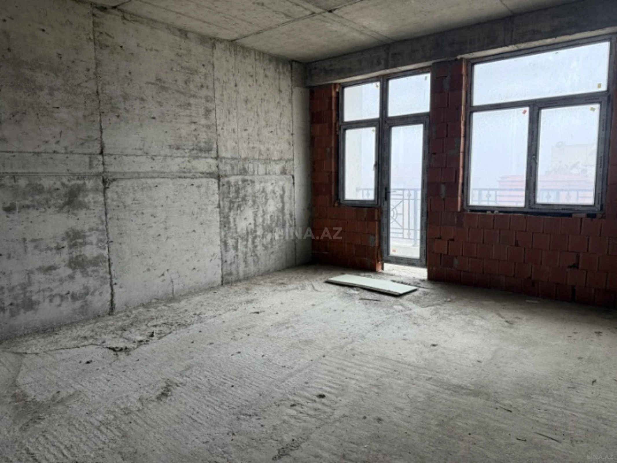 Satılır 4 otaqlı mənzil 220 m²