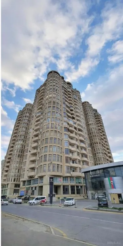 Satılır 3 otaqlı mənzil 165 m²