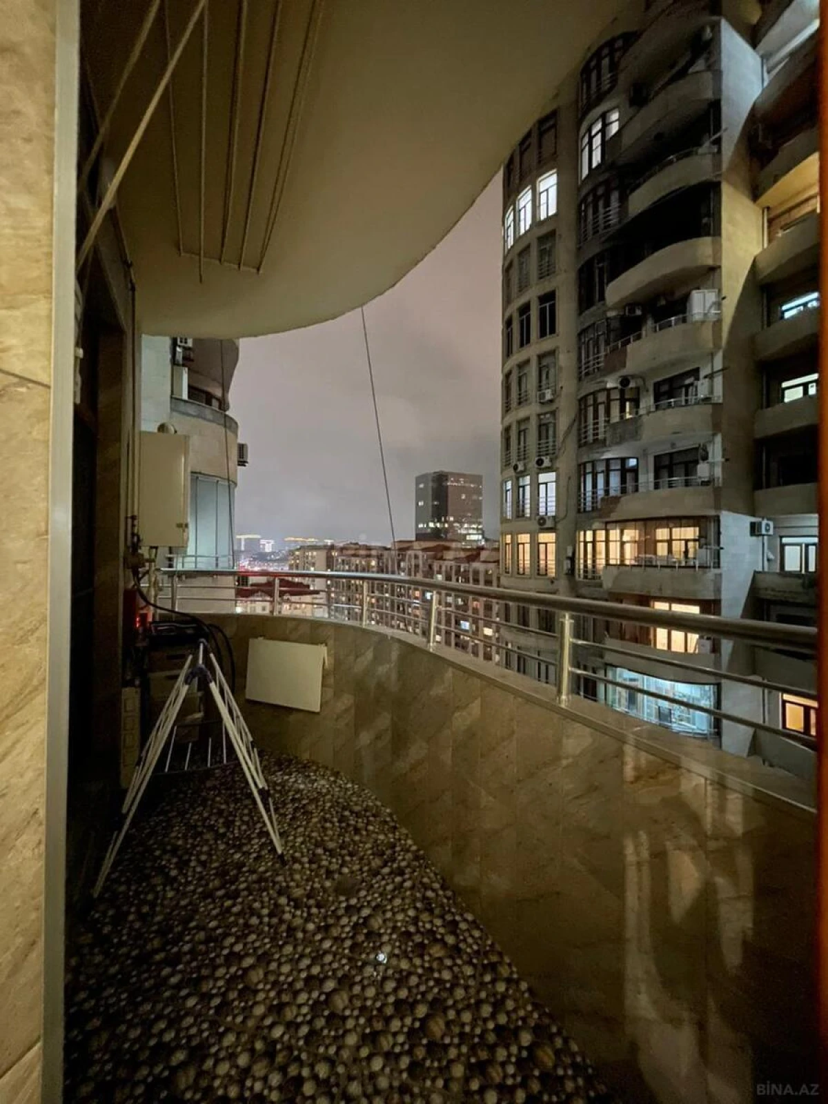 Satılır 3 otaqlı mənzil 165 m²