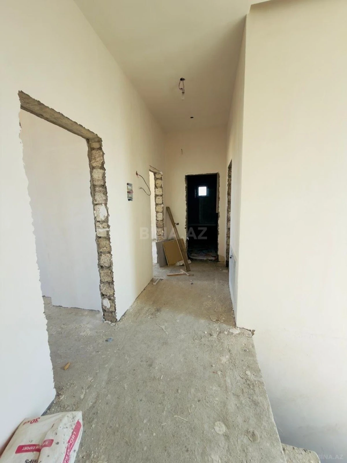 Satılır 5 otaqlı həyət evi 240 m²
