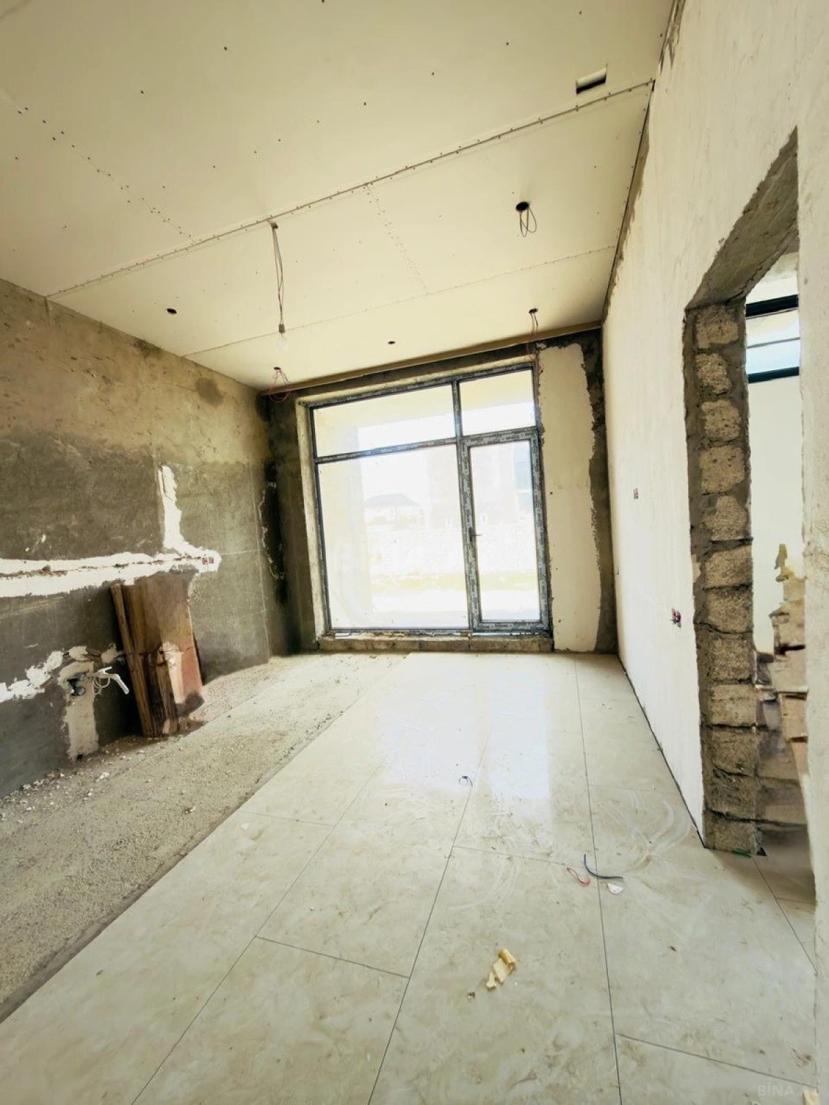 Satılır 5 otaqlı həyət evi 240 m²