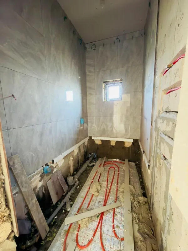 Satılır 5 otaqlı həyət evi 240 m²